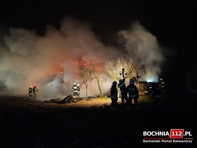 Pożar stodoły i budynku gospodarczego w Grabiu (gm. Łapanów), w akcji gaśniczej brało udział 80 strażaków w 13 zastępcach, 7/8.04.2021