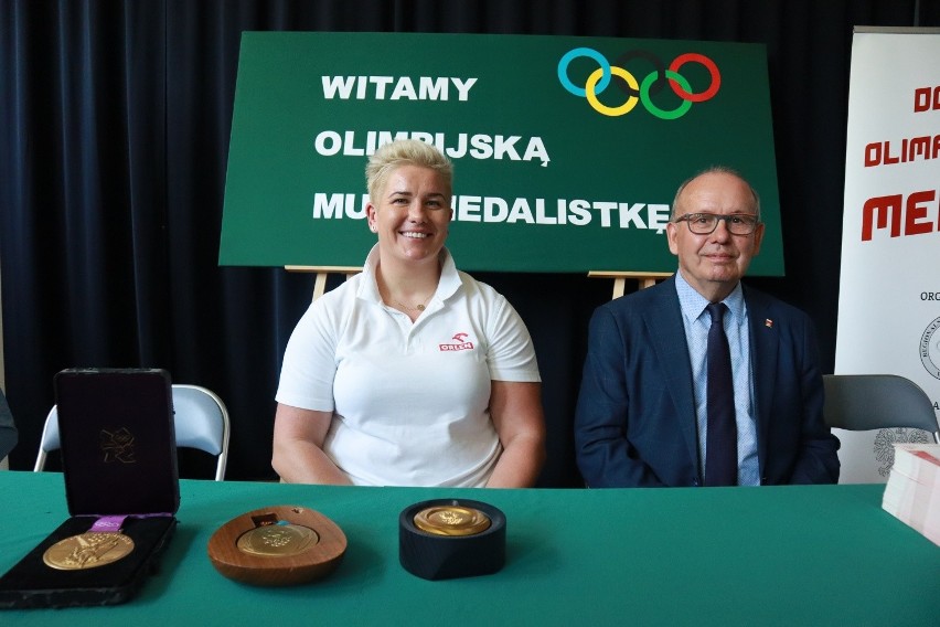 Anita Włodarczyk i Tadeusz Mytnik w Łodzi. Dotknij olimpijskiego medalu w SP 79. Zdjęcia