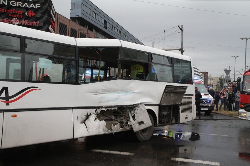 Wypadek autobusu i tramwaju na pl. Dominikańskim. Są ranni