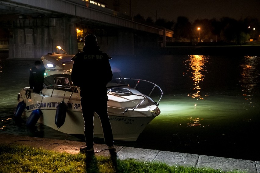 Nocne poszukiwania na Wiśle. Policja szuka śladów zabójstwa Katarzyny Z. [ZDJĘCIA, WIDEO]