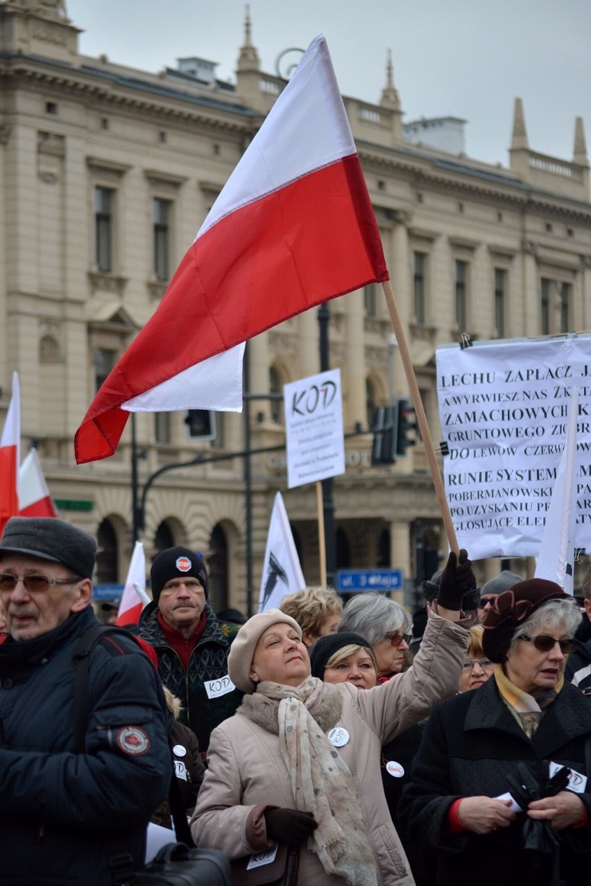 Komitet Obrony Demokracji manifestował w Lublinie. "Beata opublikuj!" [ZDJĘCIA, WIDEO]