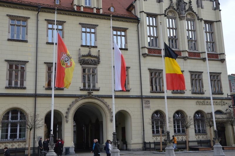 Wrocław solidarny z Brukselą. Flagi do połowy masztu