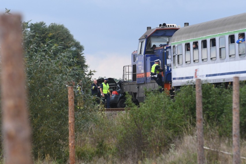 Pociąg, który uderzył w bok volkswagena, mógł poruszać się z...