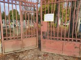 Niektóre cmentarze są otwarte wbrew zakazowi. Dlaczego? Część osób korzysta z okazji, choć nie wolno