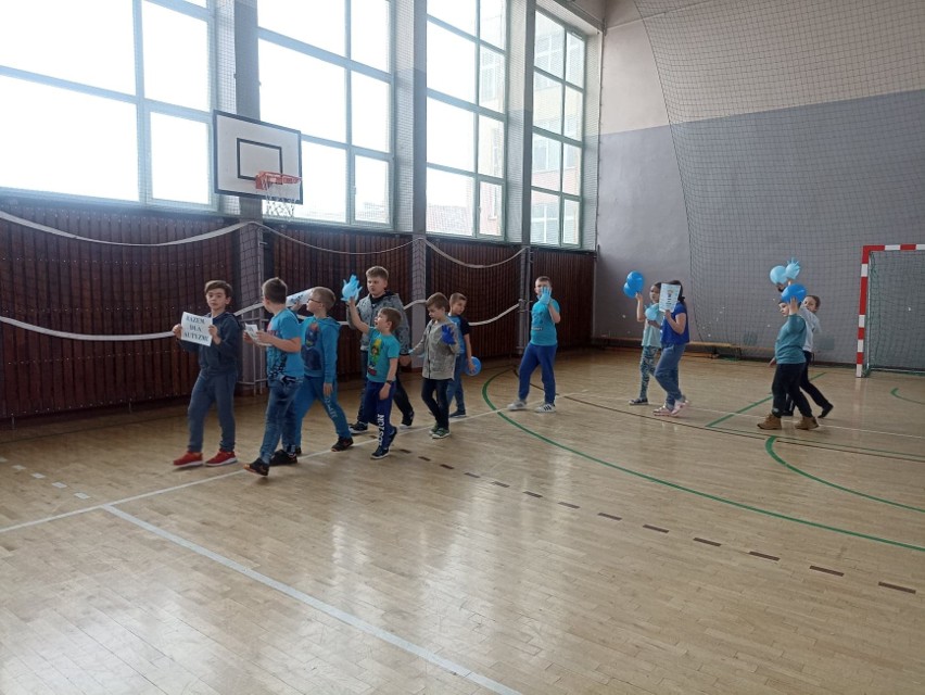 Uczniowie Publicznej Szkoły Podstawowej numer 22 w Radomiu obchodzili Światowy Dzień Autyzmu