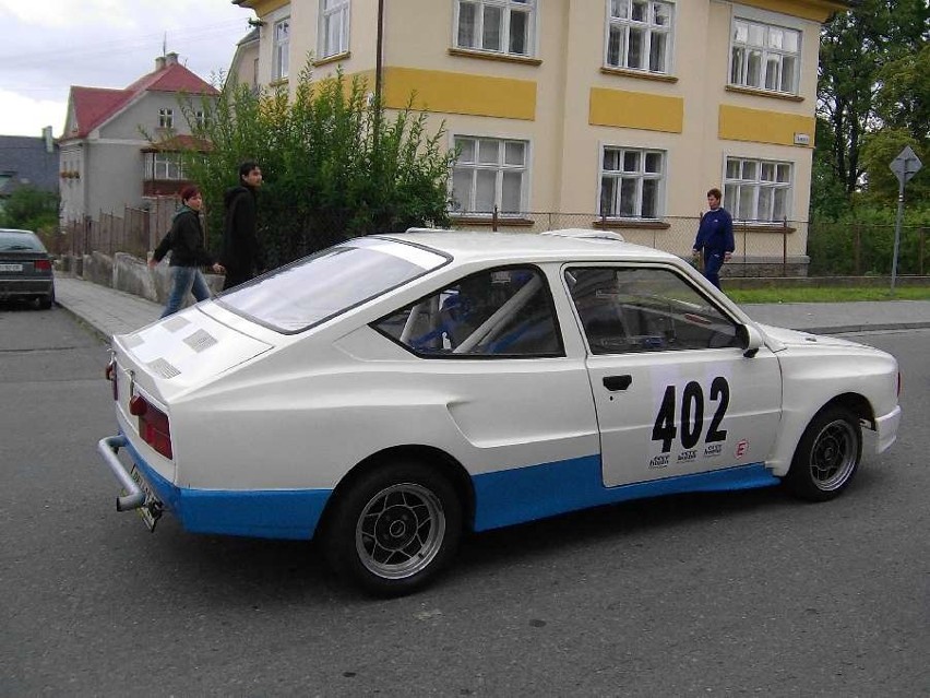 Wyścigi zabytkowych aut i motocykli w Sternbergu w Czechach....
