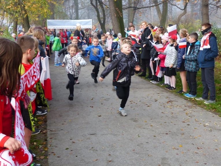 100 biegaczy na 100-lecie. W PSP 13 Radom uczniowie godnie i na sportowo uczcili okrągłą rocznicę odzyskania niepodległości (ZDJĘCIA)