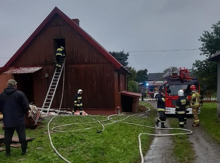 Pożar domu w gminie Solec nad Wisłą. Ogień zniszczył dach parterowego budynku