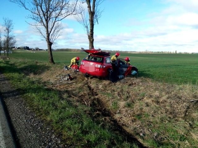 Groźny wypadek na drodze z Tynia do Staniewic. Rannego kierowcę przewieziono do szpitala