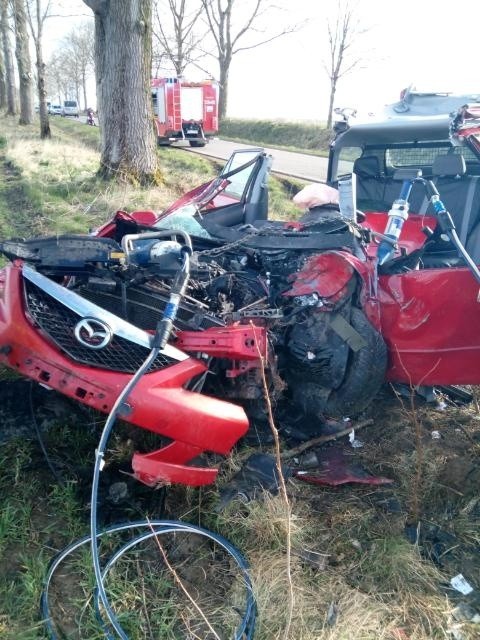 Groźny wypadek na drodze z Tynia do Staniewic. Rannego kierowcę przewieziono do szpitala