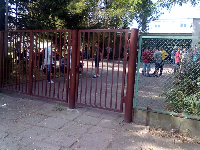 Uczniowie Zespołu Szkół Technicznych mają do dyspozycji dziedziniec szkoły, na czas przerwy furtka wejściowa jest zamknięta.