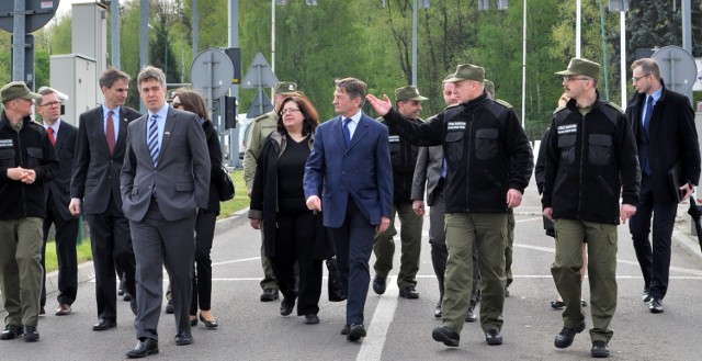 Ambasador USA Paul W. Jones, w towarzystwie marszałka Sejmu Marka Kuchcińskiego zwiedził m.in. polsko - ukraińskie przejście graniczne w Medyce.