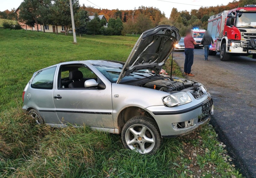 Wypadek w Zalesiu pod Przemyślem. Kobieta dachowała volkswagenem polo. Pogotowie ratunkowe zabrało ją do szpitala [ZDJĘCIA]