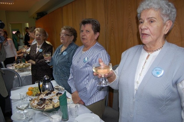 Nie obyło się bez toastu i lampki szampana Na pierwszym planie Krystyna Tymińska, która przepracowała w szubińskim szpitalu 15 lat jako salowa. Do dziś, choć jest już na emeryturze, z nostalgią wspomina te lata,  chwali personel, zwłaszcza lekarzy