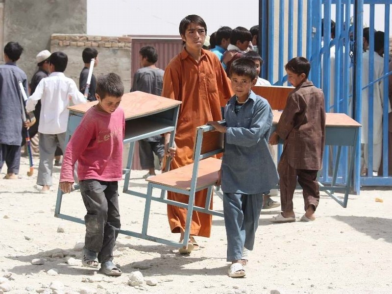 Afgańskie dzieci pomagały przy przenoszeniu ławek