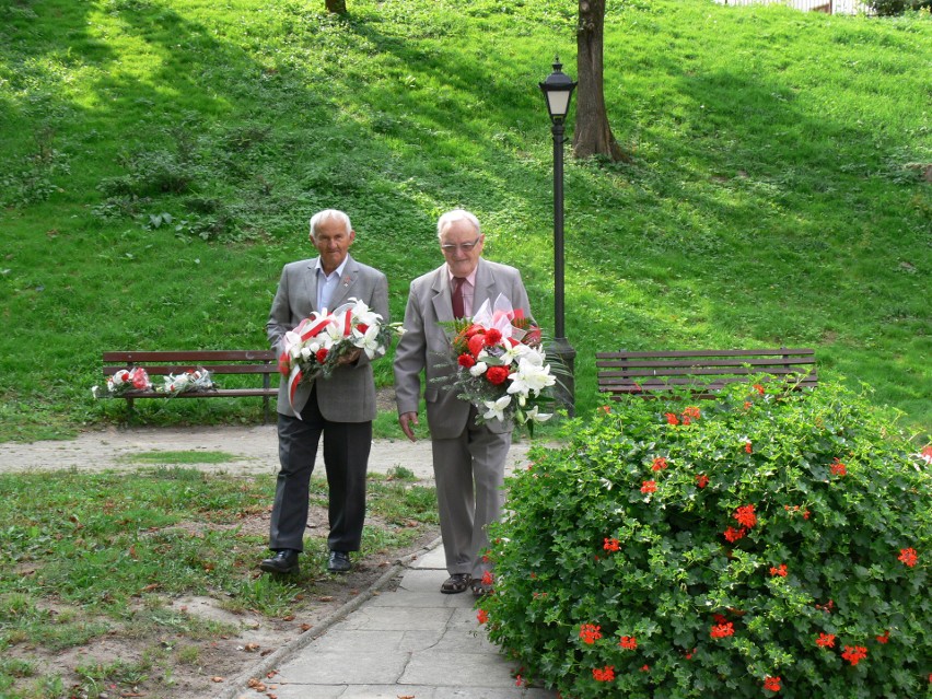 W Sandomierzu obchodzono 38. rocznicę podpisania Porozumień Sierpniowych.  Złożono kwiaty przed  pomnikiem  Płomienia Nadziei 