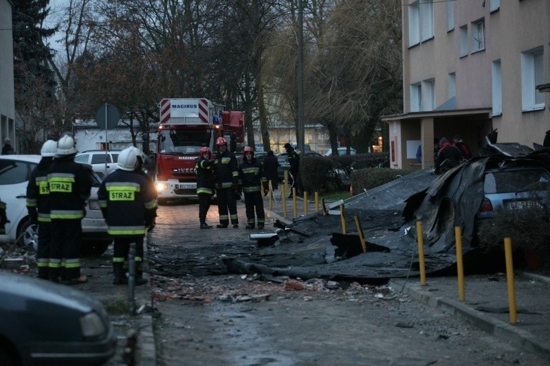 Zerwany dach na ul. Rydla. Zgniecione samochody [ZDJĘCIA]