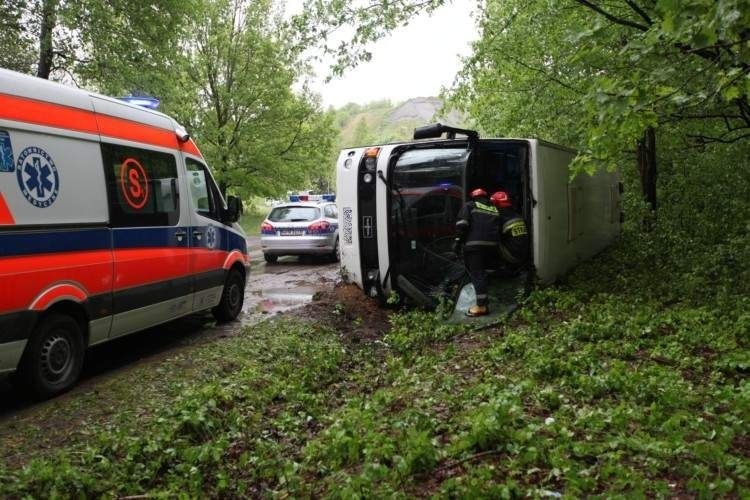 Policjanci wstępnie ustalili, że kierujący na łuku drogi...