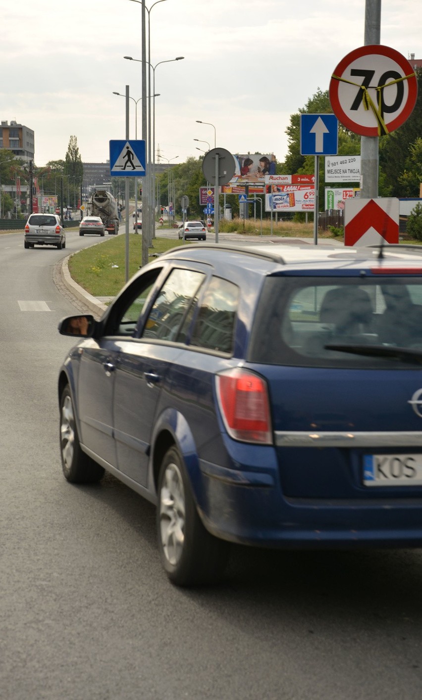 Kraków. Drogowa pułapka czeka na kierowców na alei Jana Pawła II [ZDJĘCIA]