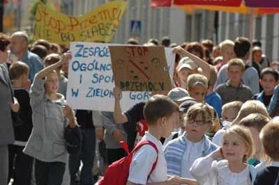 Z transparentami ,,Stop terroryzmowi'' zielonogórscy uczniowie przeszli wczoraj w czarnym marszu z ratusza do kościoła pw. Najświętszego Zbawiciela i wzięli udział we mszy w intencji zabitych w Biesłanie. Rosyjska tragedia dała dyrektorom szkół i nauczycielom do myślenia.