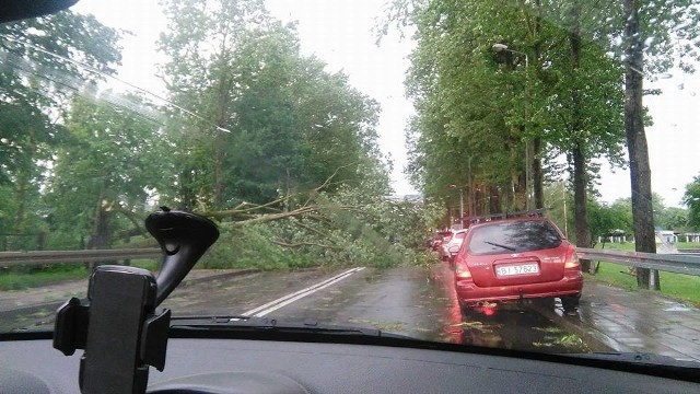 Burze w Podlaskiem. Zablokowany wjazd do Wasilkowa.