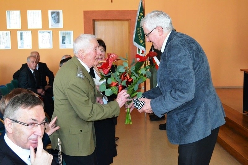 Przeżegnał się, wziął pistolet i sam uwolnił AK-owców. Dziś ma 100 lat