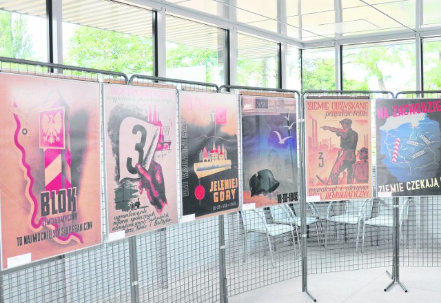 Plakaty prezentowane na wystawie pokazują m.in. w jaki sposób komunistyczne władze zachęcały pierwszych pionierów do osiedlania się na Ziemiach Odzyskanych