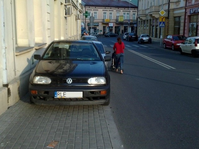 - Kto dał takiemu człowiekowi prawo jazdy? - pyta internauta.