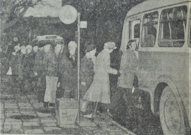 Kolejka do autobusu MPK na Błoniu.