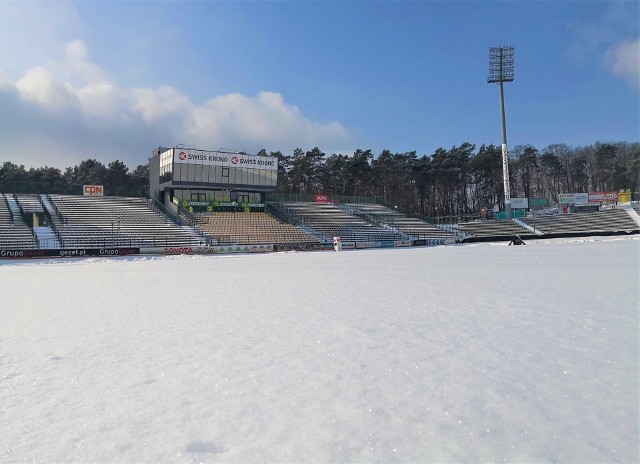 Ostatnie obfite opady śniegu nie ominęły obiektów sportowych. W czasie, gdy żużlowcy powoli już myślą o powrocie na tor, stadiony przykryła śnieżna pierzyna. Tak jest m.in. w Zielonej Górze. Na stadionie Falubazu leży gruba warstwa śniegu (widać to na powyższym zdjęciu opublikowanym na facebookowym profilu klubu). Tegoroczna zima w Zielonej Górze nie przypomina tych z ostatnich lat, ale nie oznacza to, że wtedy śnieg omijał stadion żużlowy. Dla przykładu, przed trzema laty, gdy zawodnicy stali już w blokach startowych gotowi do treningów, nagle spadł duży śnieg. Obejrzyjcie na kolejnych zdjęciach, jak wyglądał stadion Falubazu w marcu 2018 roku >>>>POLECAMY: Żużel w śniegu. Ależ wtedy Falubaz się męczyłZOBACZ TEŻ: Tak prezentują się atrakcyjne podprowadzające Falubazu Zielona GóraPOLECAMY:Widzieliście te oprawy kibiców Falubazu? Mistrzostwo świata [ZDJĘCIA]OBEJRZYJ: Piotr Protasiewicz, ikona Falubazu Zielona Góra