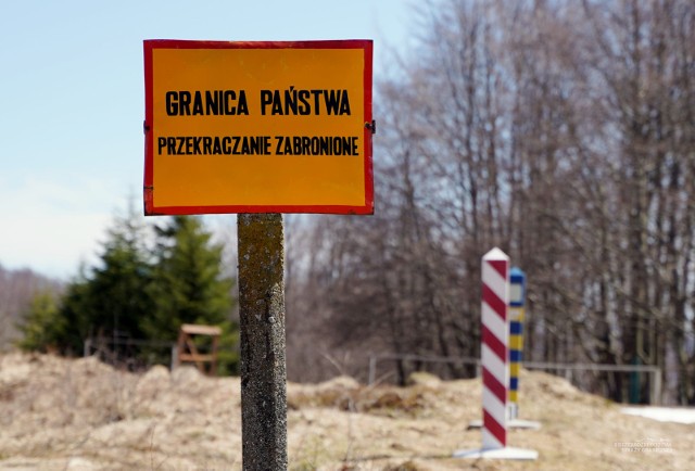 Nie wolno wchodzić na pas 15 metrów od granicy państwowej. Wiele osób, szczególnie turystów, ignoruje ten zakaz.