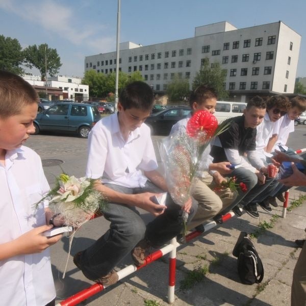 W piątek przed kilkoma kieleckimi szkołami członkowie Międzynarodowego Stowarzyszenia Gedeonitów rozdawali uczniom Pismo Święte.