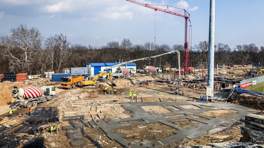 Na nowym stadionie w Płocku rośnie trybuna wschodnia