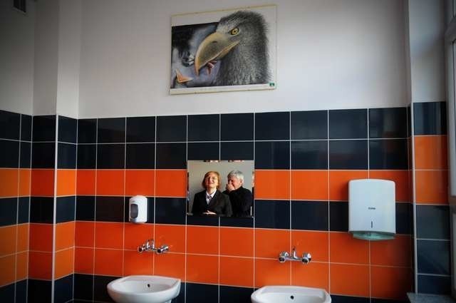 Toruńscy urzędnicy zwiedzali pomieszczenia Gimnazjum nr 21, w tym toalety. Na zdjęciu Lidia Chamarczuk-Mazurek i Jan Ząbik 