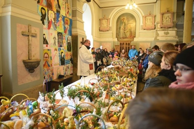 Zwyczaj sięga VIII wieku, ale u nas znany jest od wieku XIV. Wówczas to kapłani odwiedzali domy i święcili całe suto zastawione stoły. Później święcenie przeniesiono do kościołów, a produkty ze stołów w niewielkich ilościach trafiły do koszyków. Koszyk powinien być wiklinowy, wyłożony białą serwetką i przystrojony gałazkami bukszpanu.