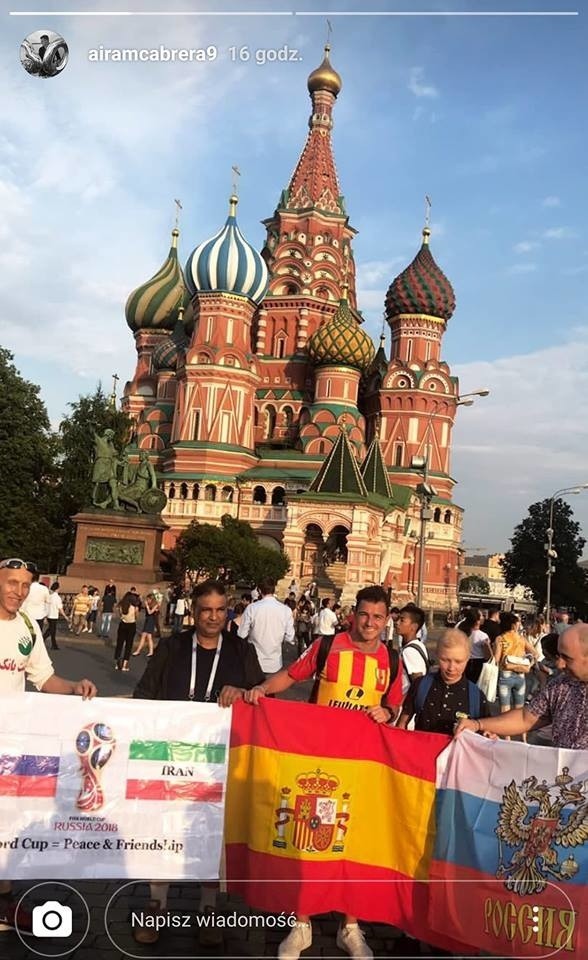 Znany hiszpański piłkarz Airam Cabrera w koszulce Korony na Placu Czerwonym w Moskwie