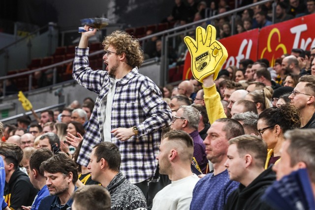 Emocje na boisku i emocje na trybunach udzielały się kibicom podczas 41 koszykarskich derbów Trójmiasta w hali Ergo Arena