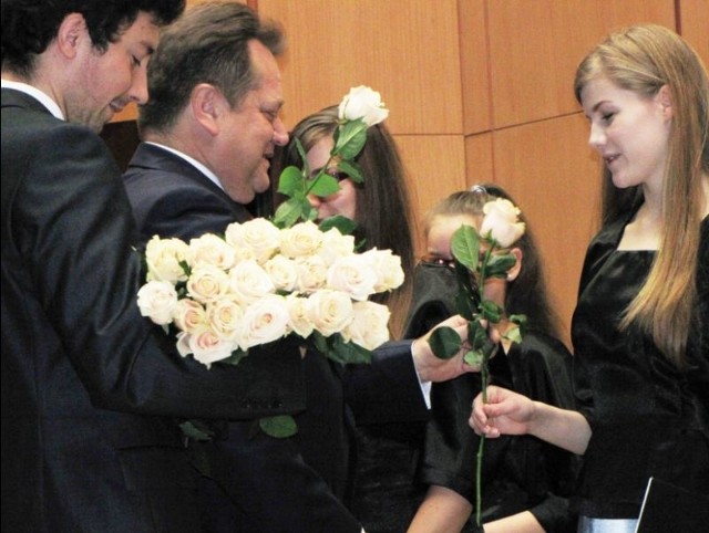 Białe róże od posła Zielińskiego otrzymały m.in. chórzystki z Cantileny.