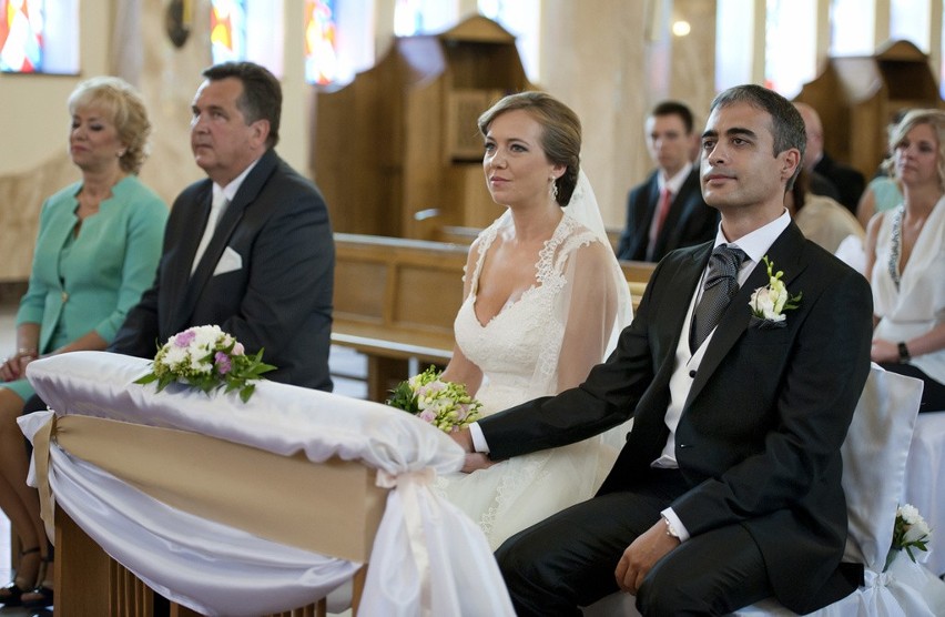 Anna Kałamaga podczas ślubu z Cristianem. Z lewej jej...