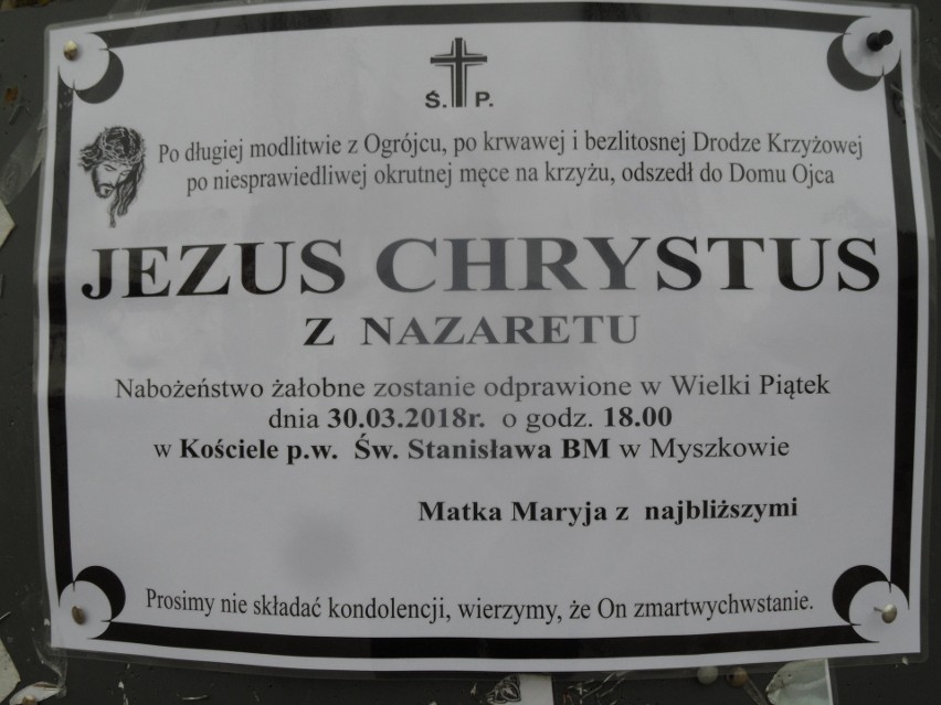 Klepsydra Jezusa Chrystusa na tablicy z nekrologami w Myszkowie 