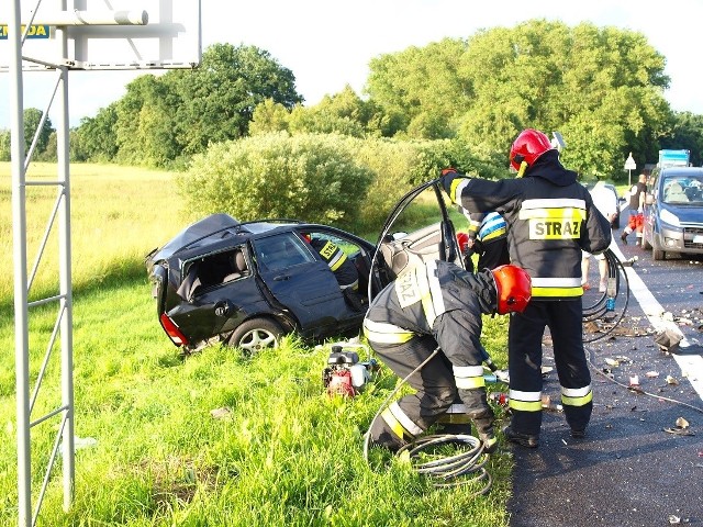 W niedzielę przed godz. 20 do tragicznego wypadku doszło na skrzyżowaniu dróg nr 6 i 166 przy zjeździe na Białogard.Do zdarzenia doszło na drodze krajowej nr 6 koło zjazdu u Bazyla. Ze wstępnych informacji wiadomo, że doszło do zderzenia dwóch samochodów, Forda i Audi. Na miejscu zginął mężczyzna, który jechał Fordem. Do szpitala zabrano śmigłowcem poszkodowaną kobietę. AktualizacjaZ nieustalonych przyczyn kierujący fordem 20-letni mężczyzna zjechał na przeciwległy pas ruchu i uderzył czołowo w jadący prawidłowo samochód marki audi. Na miejscu zginął kierowca forda. Pasażerka pojazdu została przewieziona do szpitala. Podobnie jak trzy osoby, podróżujące audi – dwoje dorosłych i dziecko. Pasażerka z audi do szpitala została przetransportowana śmigłowcem Lotniczego Pogotowia Ratunkowego.Przyczyny zdarzenia ma wyjaśnić policyjne śledztwo.Ruch na miejscu wypadku odbywał się wahadłowo. Droga jest już przejezdna.Zobacz także Tragiczny wypadek na "11"