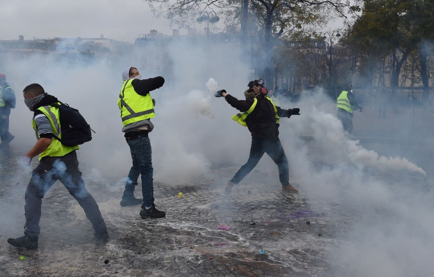 Protest "żółtych kamizelek" w Paryżu