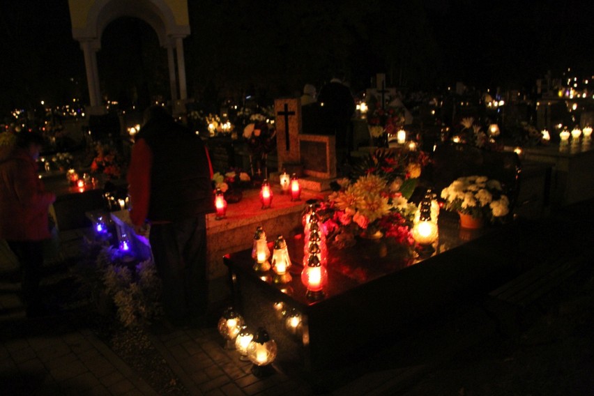 Na cmentarzach w Tarnobrzegu tłumy, bo od jutra do poniedziałku będą zamknięte (ZDJĘCIA)