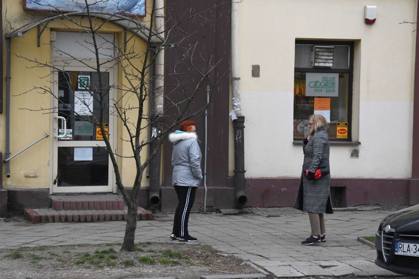 Sklepy w Kielcach wprowadziły nowe zasady dla klientów.  W środku kilka osób i w odpowiednim odstępie