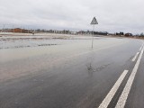 Nowa droga w sąsiedztwie lotniska bez przerwy tonie w wodzie. Zobacz zdjęcia