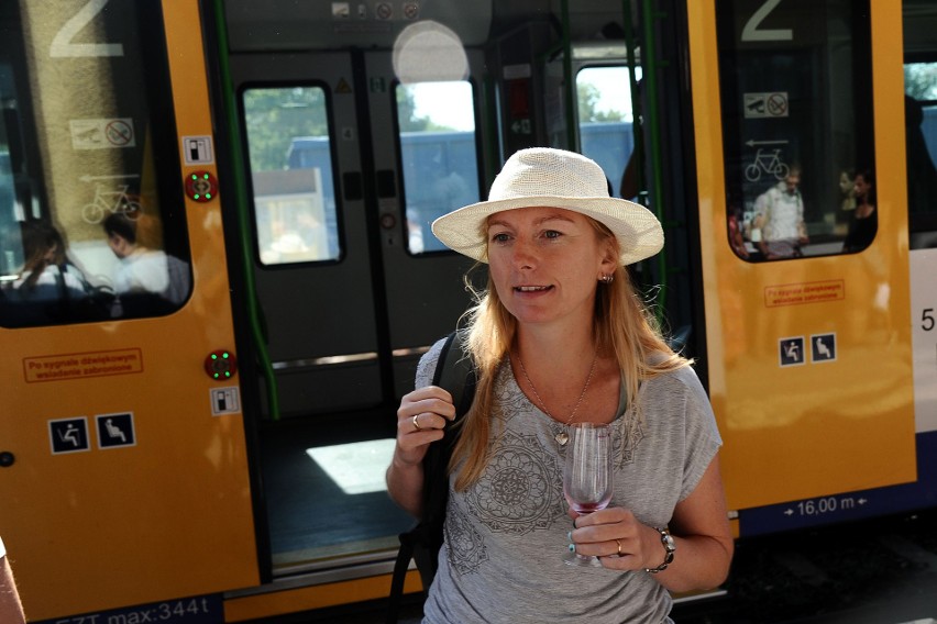 W Jaśle trwają międzynarodowe dni wina. Pociąg przywiózł turystów z Krakowa [ZDJĘCIA]