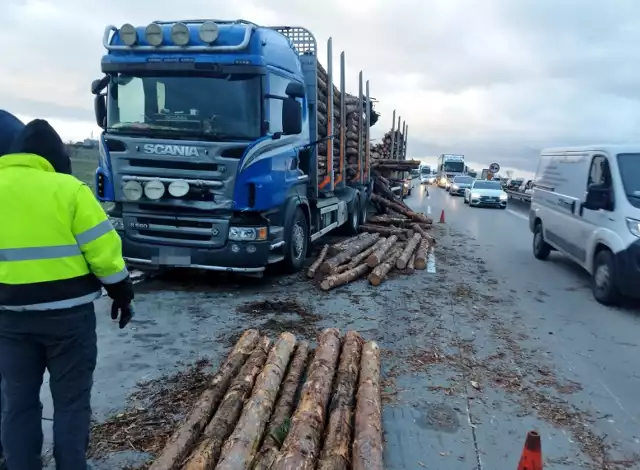W wyniku wypadku na jezdnię wysypał się ładunek w postaci drewna. Początkowo autostrada była całkowicie zablokowana.