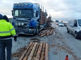 Wypadek dwóch ciężarówek na A4. Na drogę wysypało się drewno. Są poważne utrudnienia dla kierowców [ZDJĘCIA]