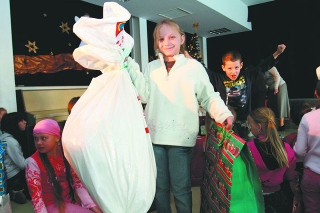 Pracownicy szkoły już po raz trzeci zorganizowali świąteczną akcję pomocy dzieciom.