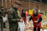 Caritas przygotowała 1000 paczek dla ubogich wrocławian. W wielkim pakowaniu wzięli udział wolontariusze oraz żołnierze WOT [ZDJĘCIA]